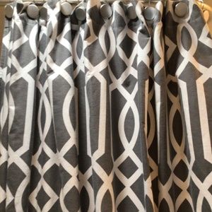 Echelon Home Gray/White Trellis Print Shower Curtains